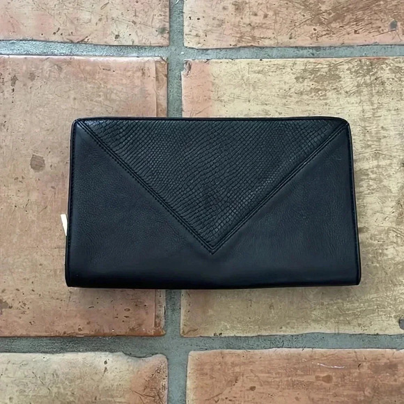 ๐HP๐ LINEA PELLE โจ Black Leather & Gold Stud Snake Reptile Embossed Zip Clutch - Picture 6 of 14